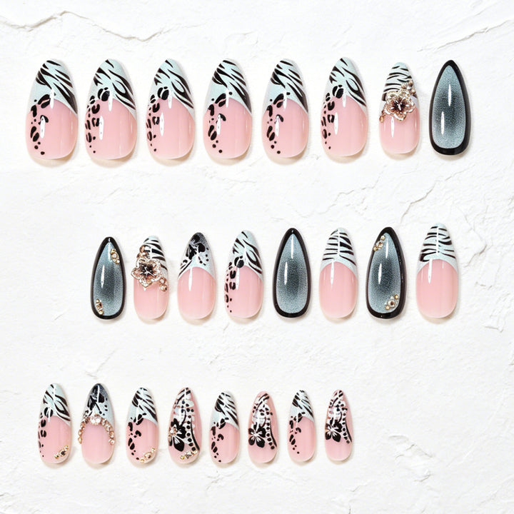 Dekorative Stiletto Nagelkunst Tipps mit floralen Akzenten Karnz