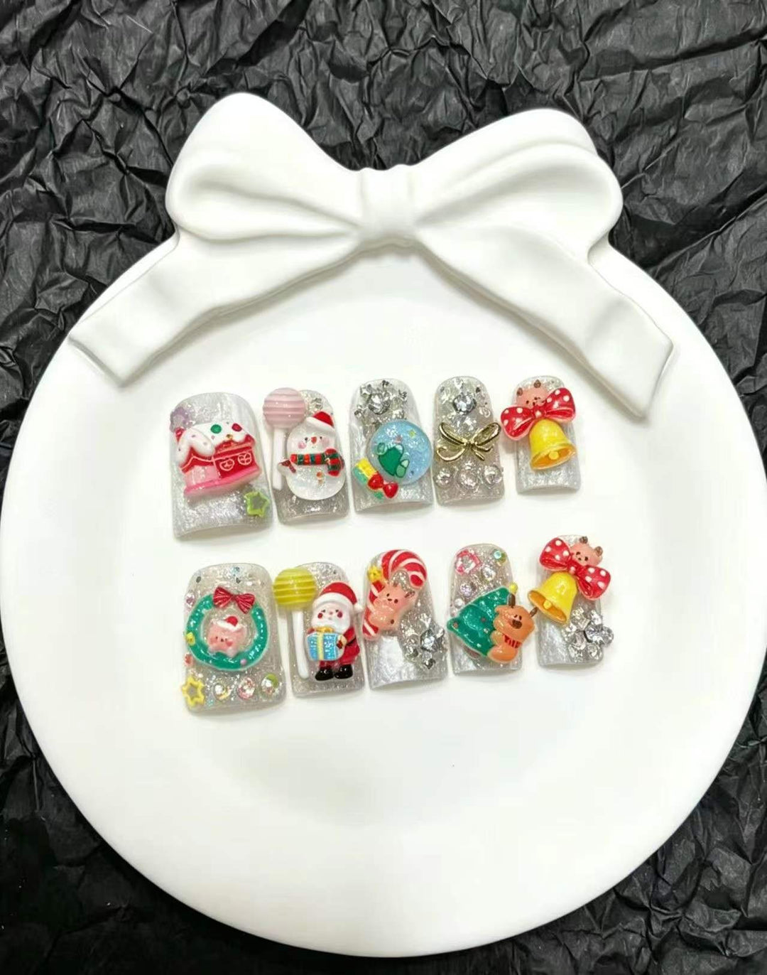 Dekoratives Press-On Nail Art Set mit floralen und Insektenakzenten