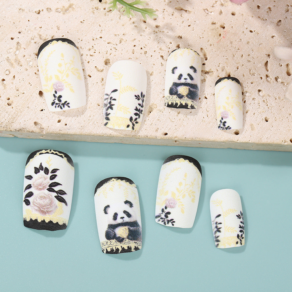 Kunstnägel mit floralem Panda-Motiv Karnz