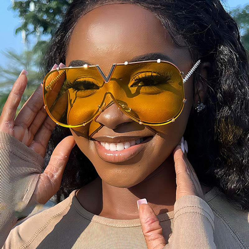 Damen oversized Schutzbrille im futuristischen Design Karnz