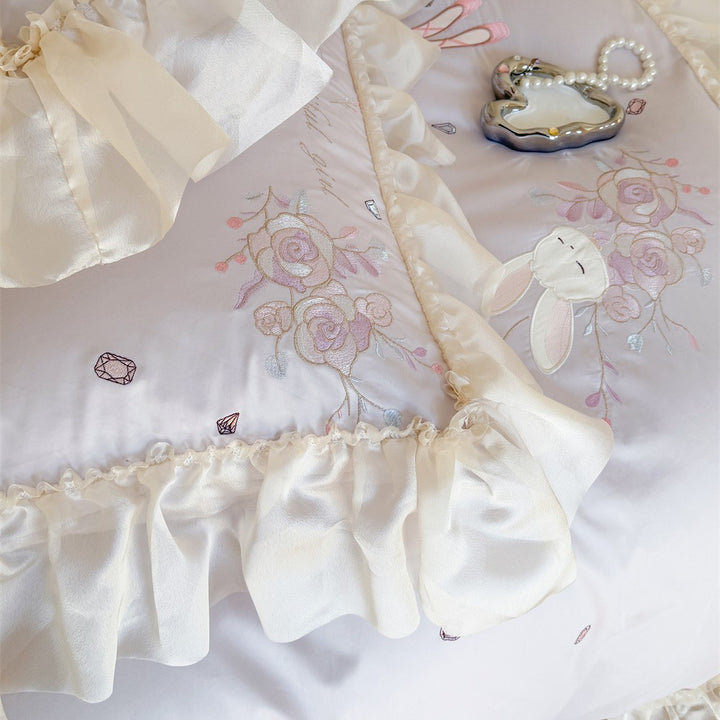 Romantische Bettwäschegarnitur mit Ballerina‑Motiv, Volants und Zierrolle