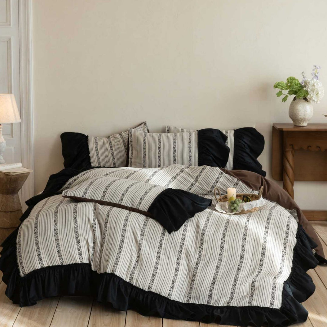 Rüschiges Bettbezug-Set mit gestreifter Jacquard-Borte und Wendekissen