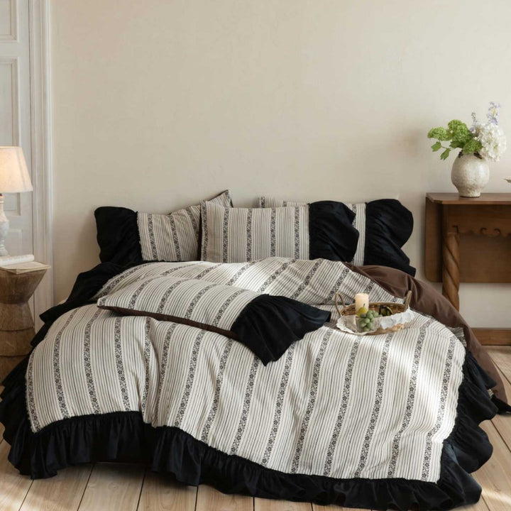Rüschiges Bettbezug-Set mit gestreifter Jacquard-Borte und Wendekissen