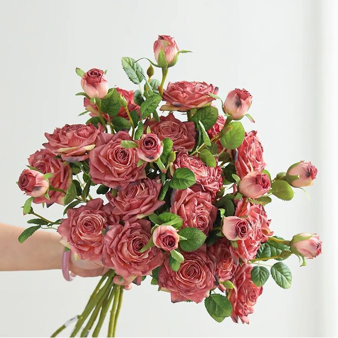 Lebensechtes Blumenstrauß-Arrangement