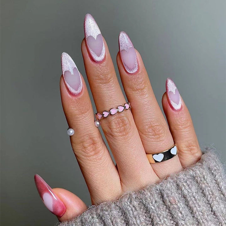 Kunstvolle Nagelverlängerungen mit Herzdesign Karnz