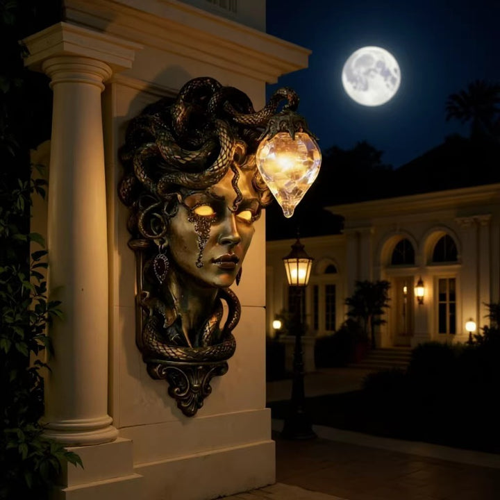 Wandlampe im Medusa-Design Karnz