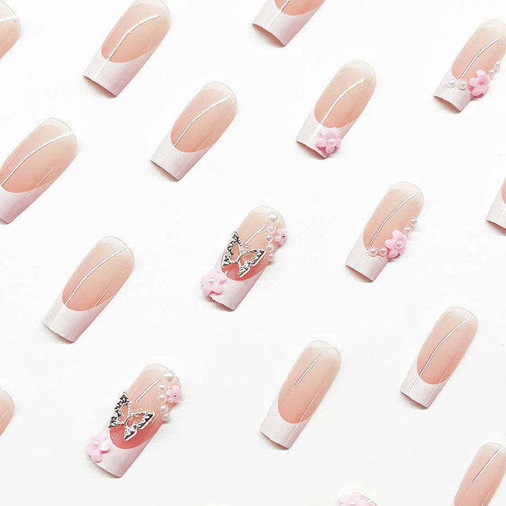 Kunstnagelset mit verspielten 3D-Blüten und Glitzerakzenten Karnz