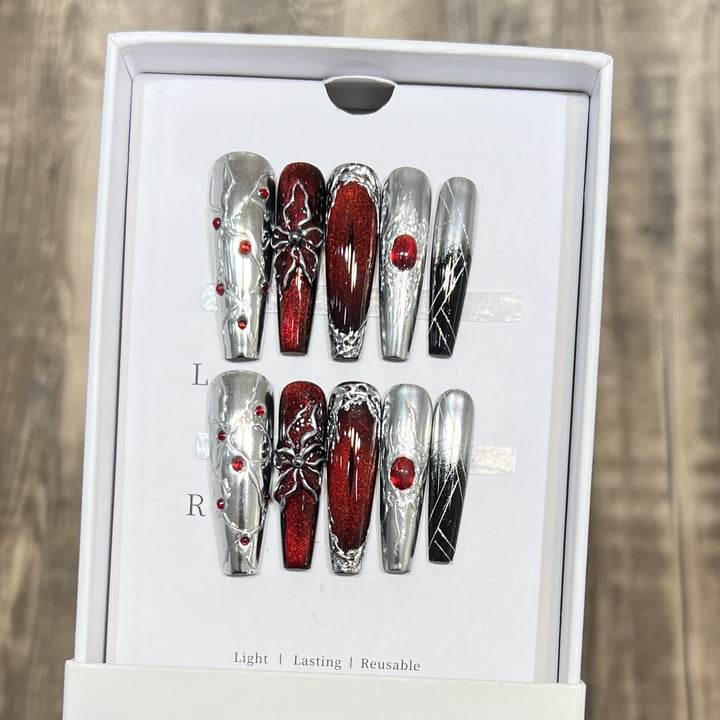 Dekoratives Press-On-Nagelkunst-Set mit schicker metallischer Akzentuierung Karnz