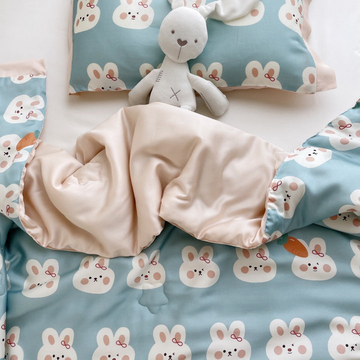 Kinder-Bettwäscheset aus Baumwollsatin mit verspieltem Safari-Tierprint und kontrastierter Saumkante