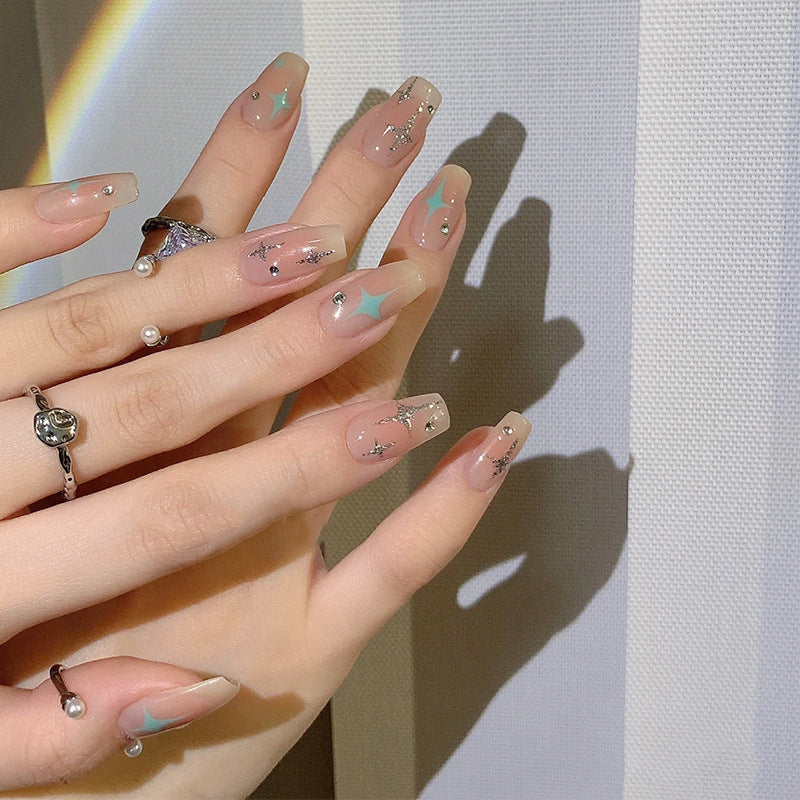 Kunstnagelset mit funkelnden Sternen- und Glitzerelementen Karnz
