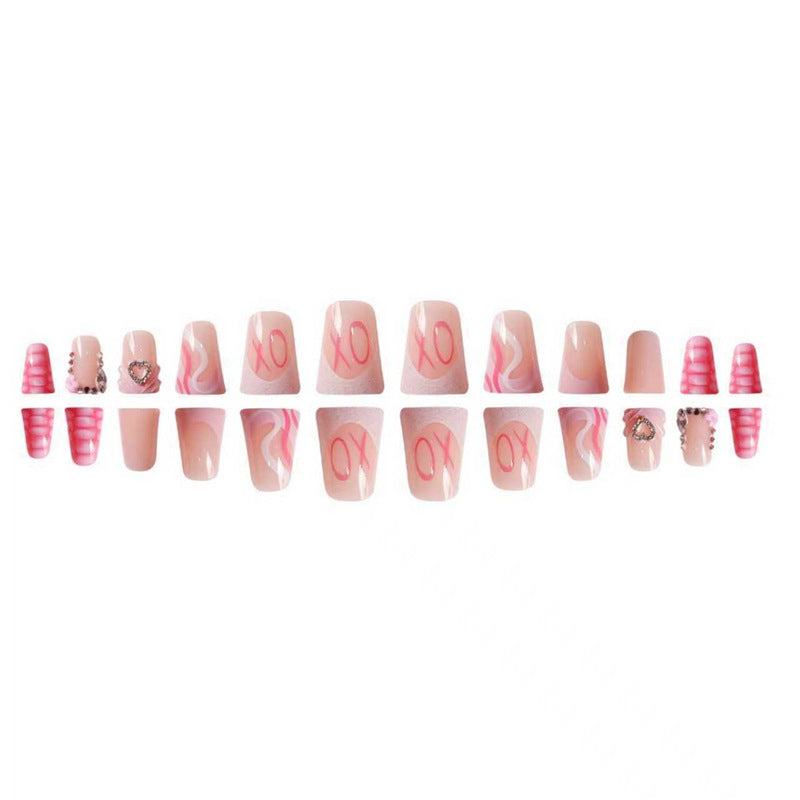 Dekoratives Press-On-Nageldesign mit Herz- und Edelsteinakzenten Karnz