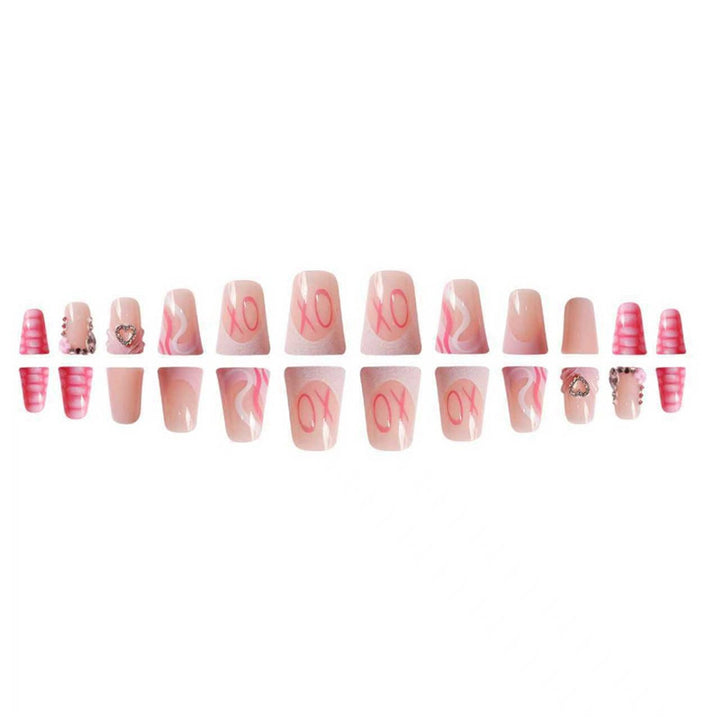Dekoratives Press-On-Nageldesign mit Herz- und Edelsteinakzenten Karnz