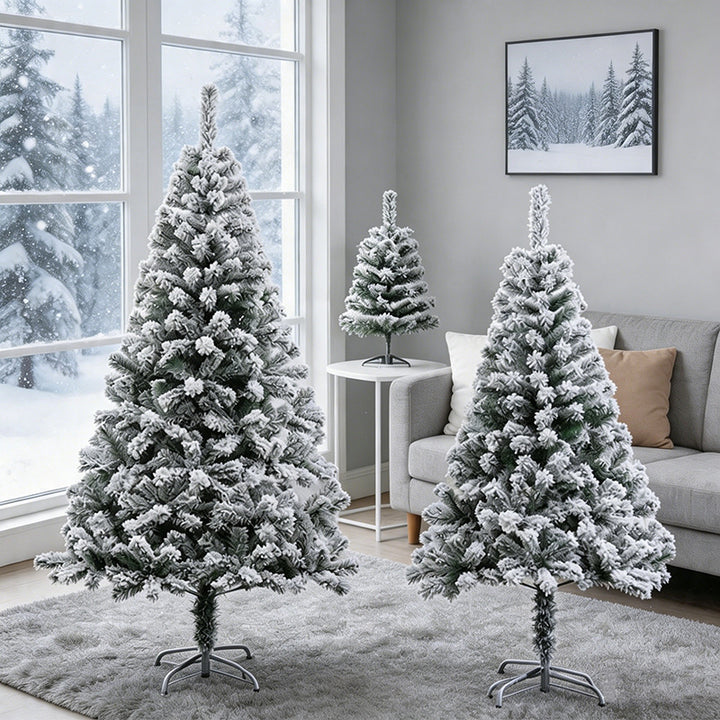 Künstlicher verschneiter Weihnachtsbaum