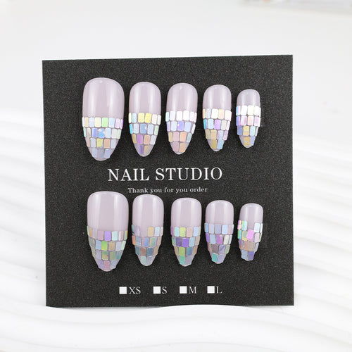 Kunstnagelset mit schimmernden geometrischen Akzenten Karnz