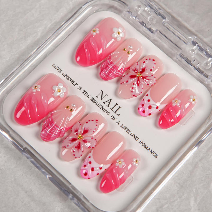 Dekoratives Press-on-Nagelset mit Floral-Designs