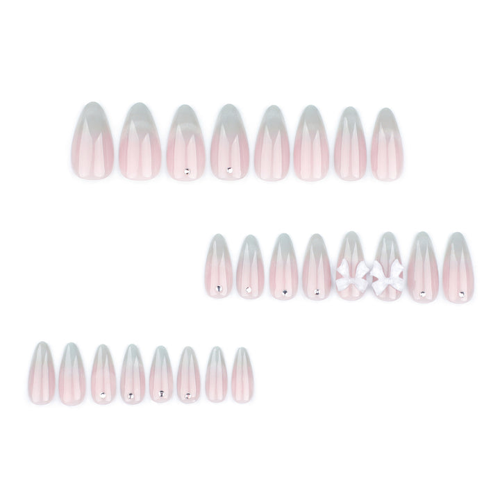Elegante Stiletto-Nägel mit Glitzer- und Schleifenakzenten Karnz