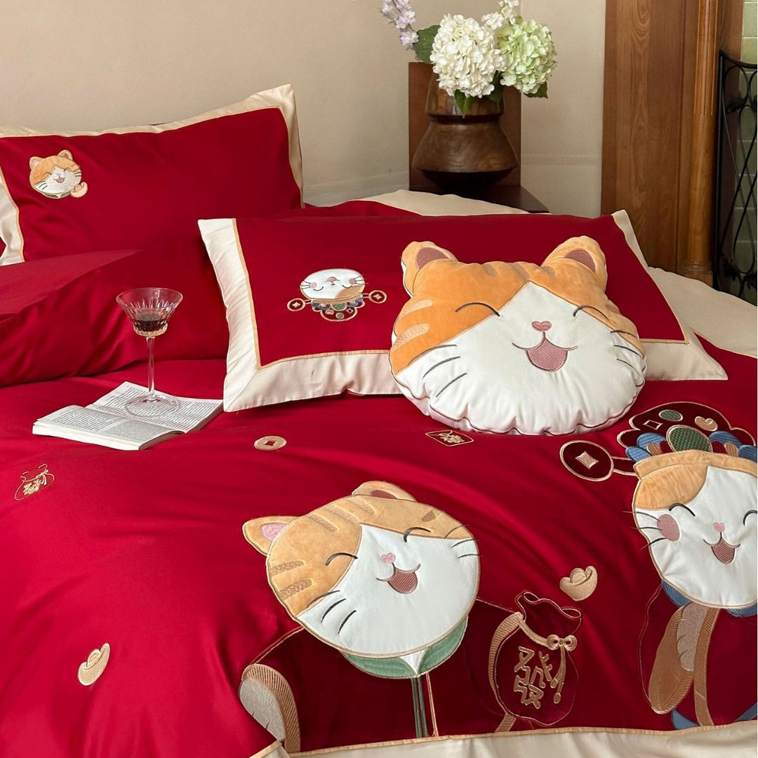 Hochwertige Satin-Bettwäschegarnitur mit chinesisch-inspirierten Katzen-Applikationen und Kontrastpaspel