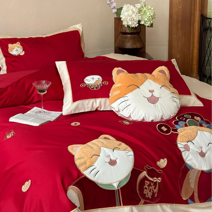 Hochwertige Satin-Bettwäschegarnitur mit chinesisch-inspirierten Katzen-Applikationen und Kontrastpaspel