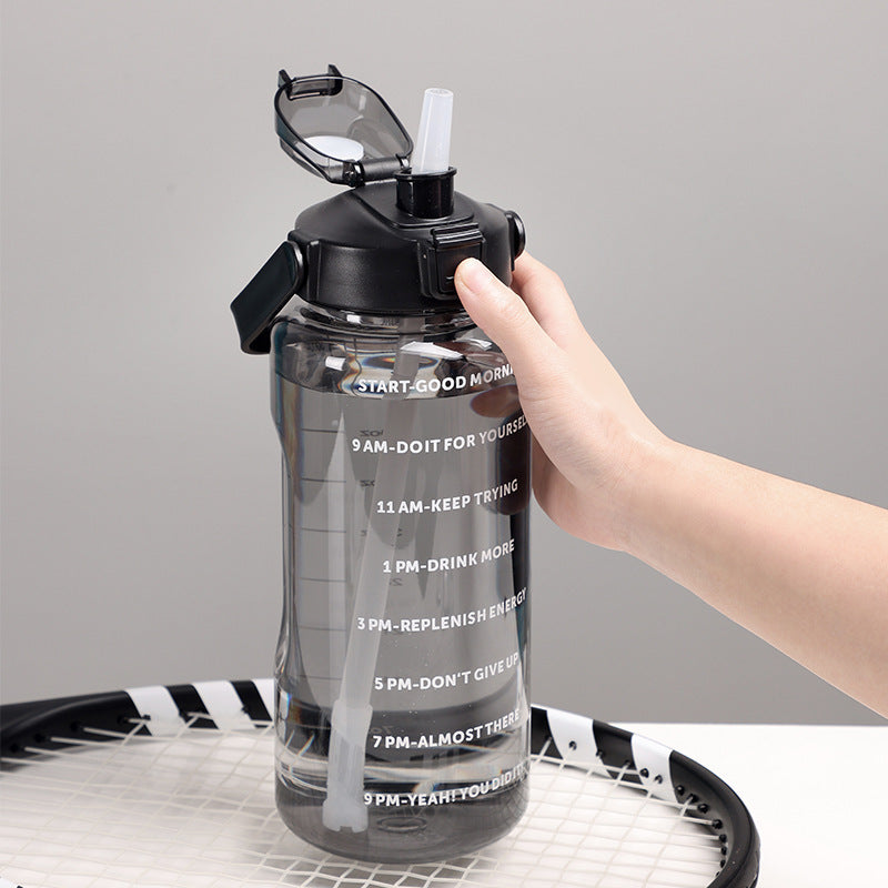 Damen Motivations-Trinkflasche mit integrierten Zeitmarkierungen und ergonomischem Design Karnz
