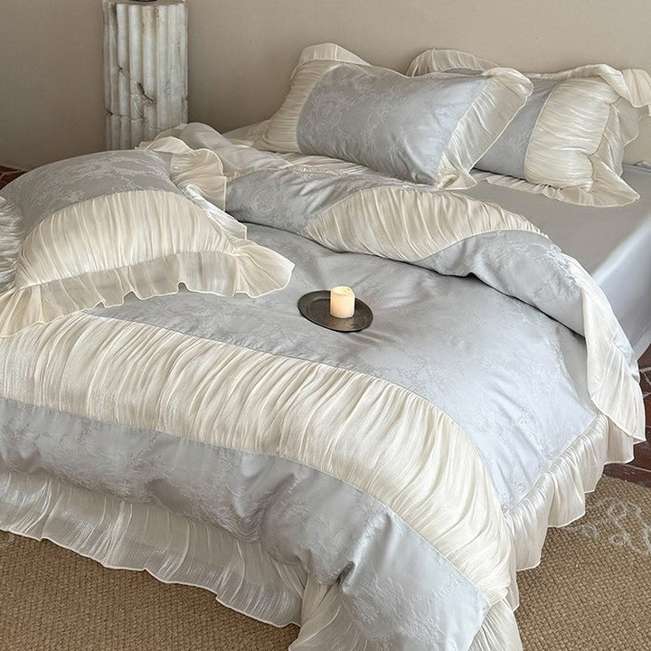 Luxus-Satin-Bettgarnitur im Vintage‑Stil mit plissiertem Volant und Zierkissen