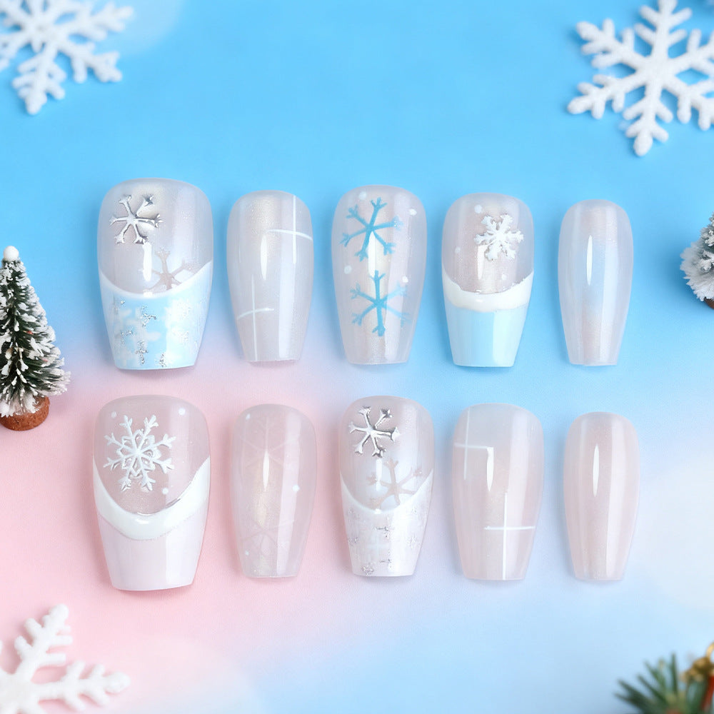 Stylische winterliche Press-On Nägel Karnz