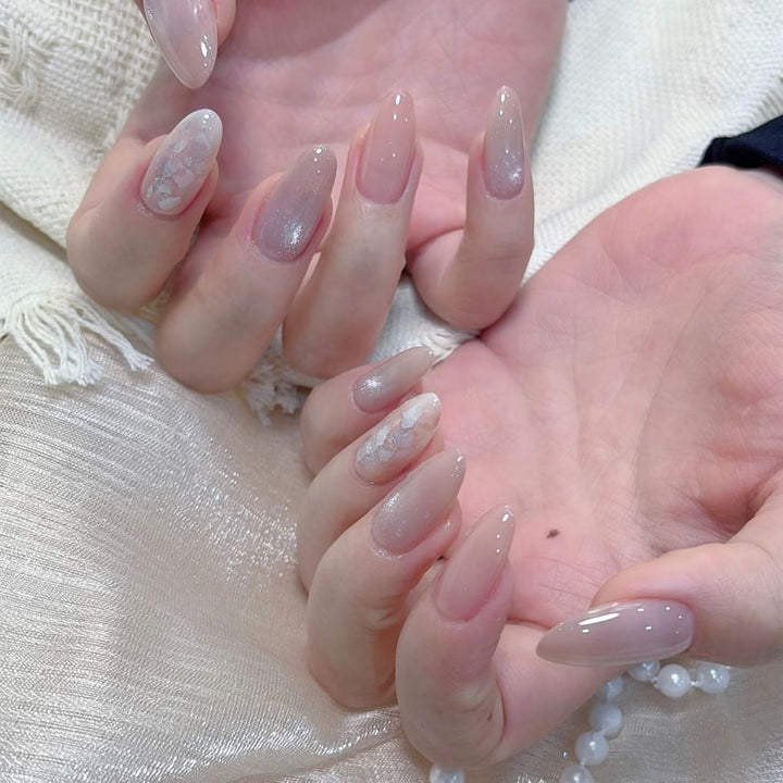 Elegante mandelförmige Nagelverlängerungen