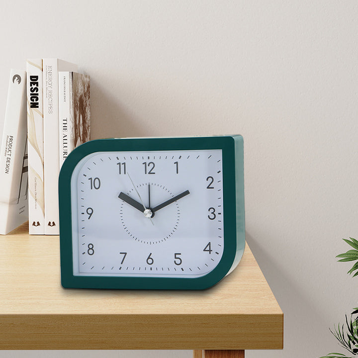 Nostalgischer Tischwecker Im Kreativen Haus-Design Karnz