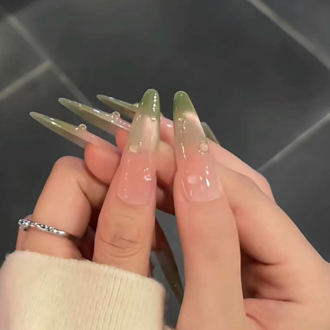 Glitzernde Stiletto-Nagelkunstverlängerungen
