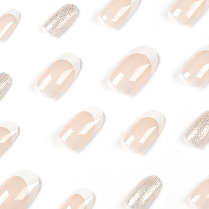 Kunstvolle Nagelverlängerungen mit elegantem French-Tip Karnz