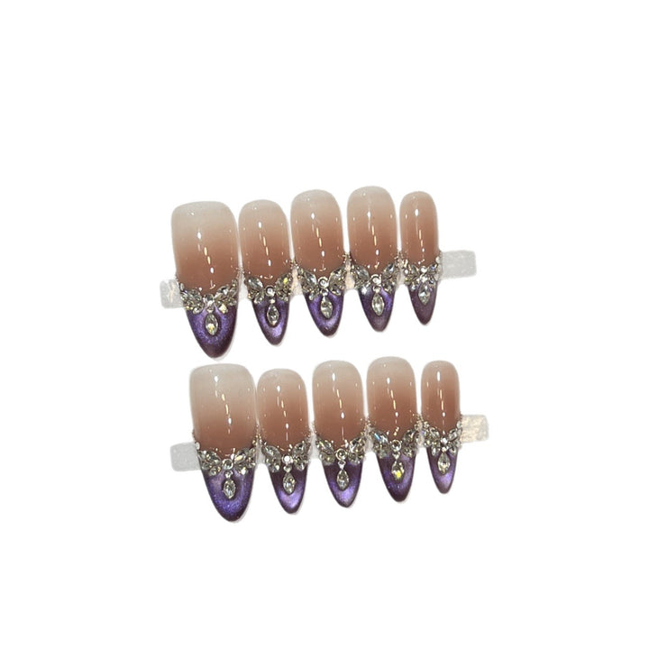 Elegantes Stiletto Press-On Nagelset mit Edelsteinverzierungen Karnz