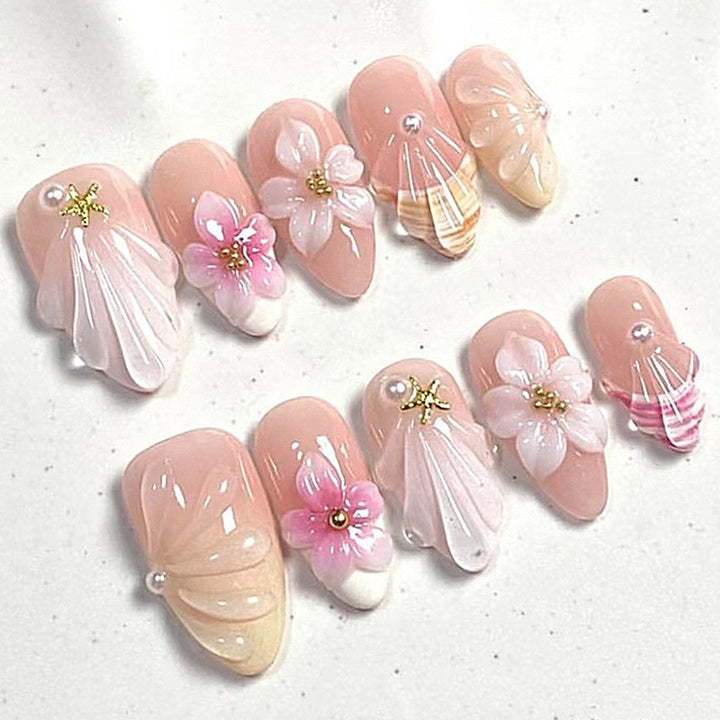 kreatives Kunstnagelset mit maritimen Motiven und funkelnden Akzenten Karnz