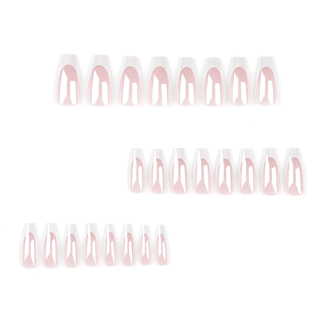 Elegante Nagelverlängerungen mit Hochglanz-Finish und präzisem French-Tip Karnz