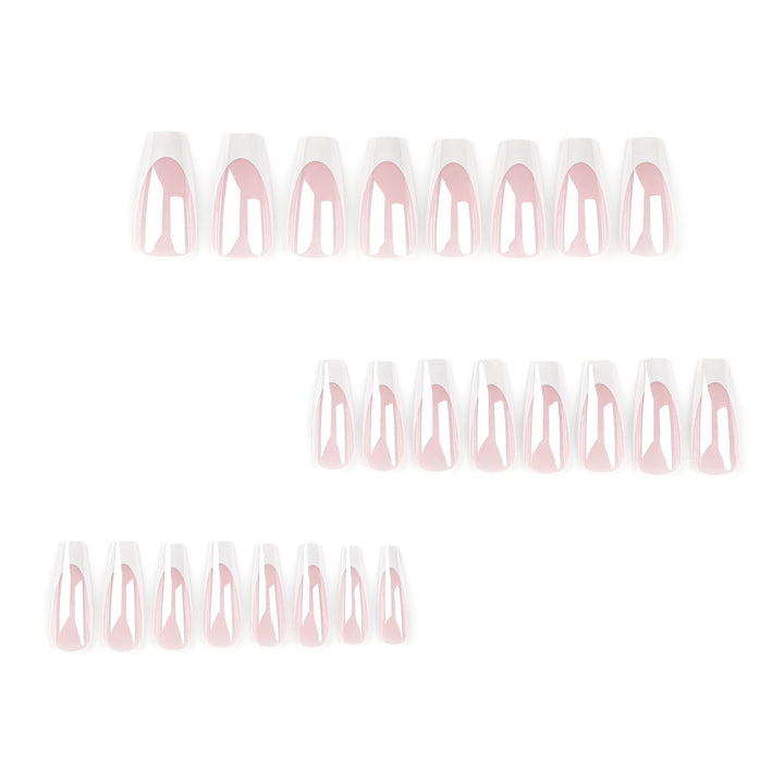 Elegante Nagelverlängerungen mit Hochglanz-Finish und präzisem French-Tip Karnz