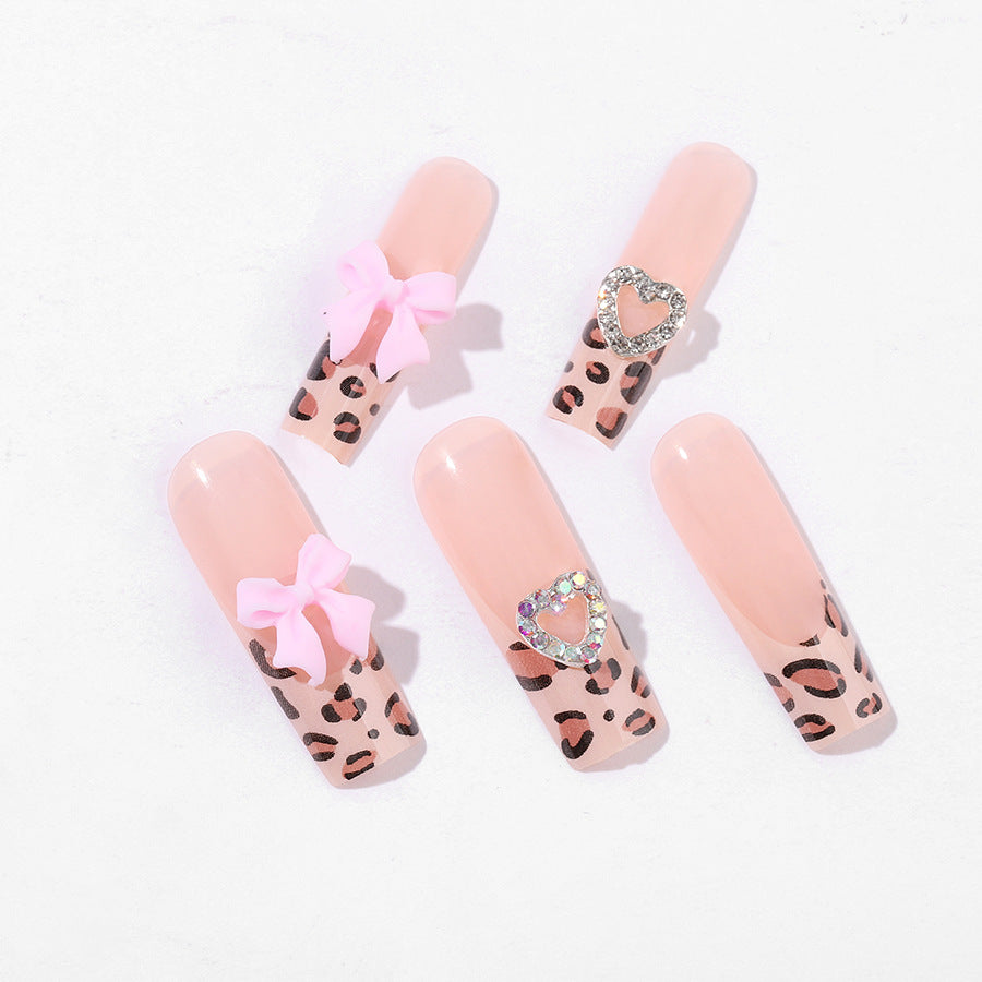 Kreatives Nagelset mit Leopardenmuster und Schleifenakzenten Karnz