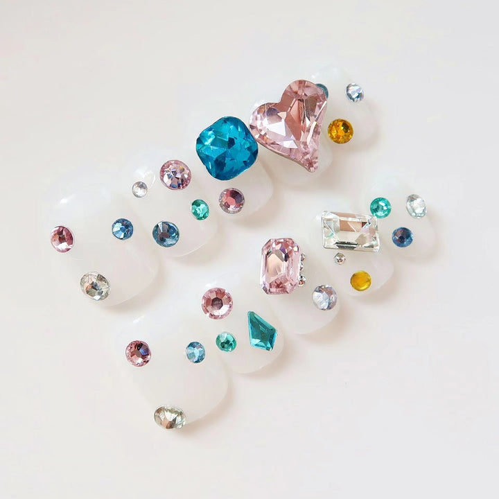Glamouröses Press-On Nagelkunst-Set mit Strassakzenten