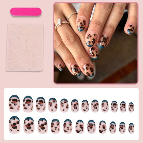 Kunstnagelset mit elegantem Leopardenmuster und buntem French-Tipp Karnz