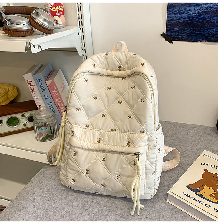 Gepolsterter Rucksack mit dekorativen Quasten