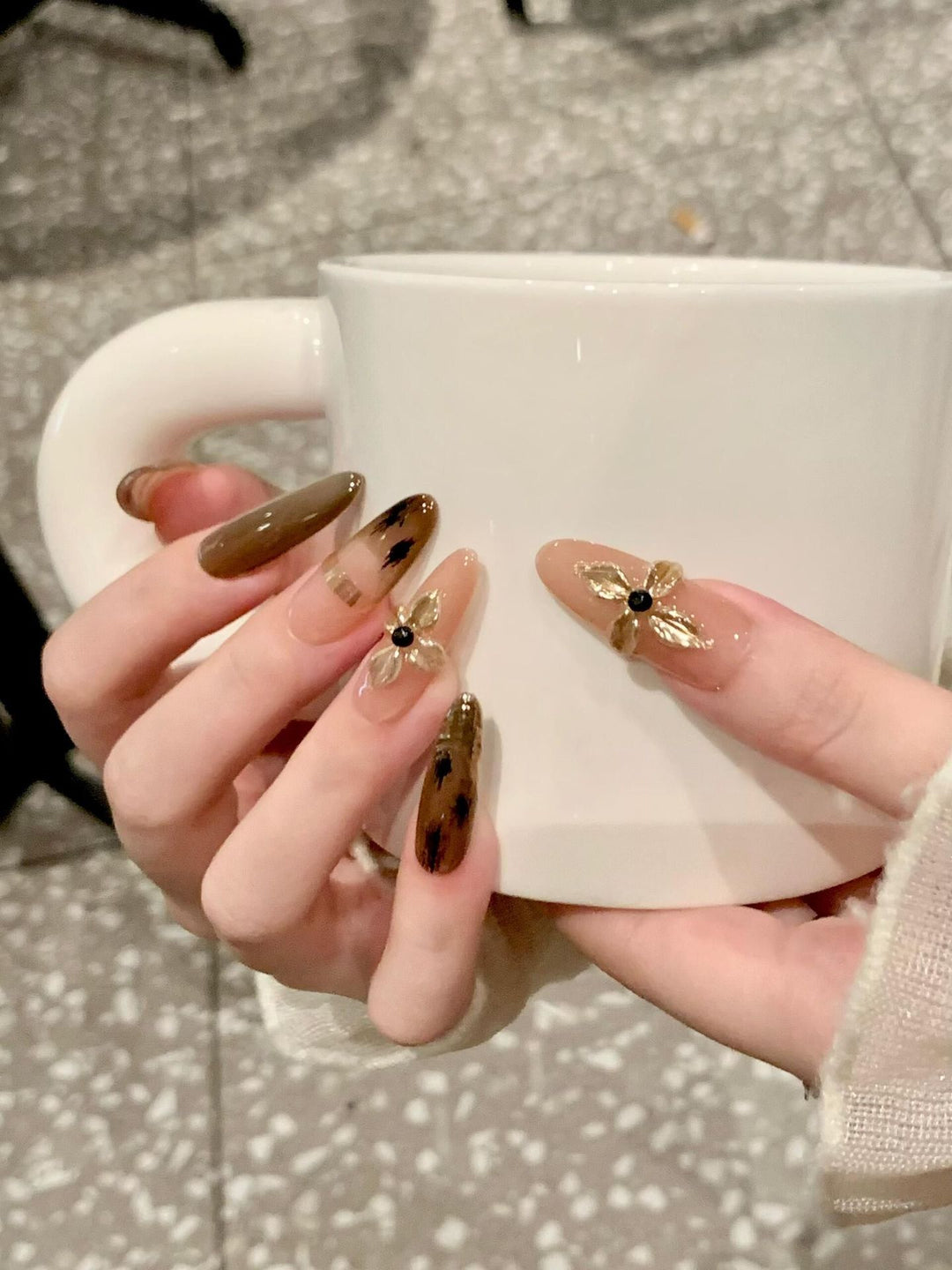 Kunstnägel mit Eleganten Goldverzierungen Karnz