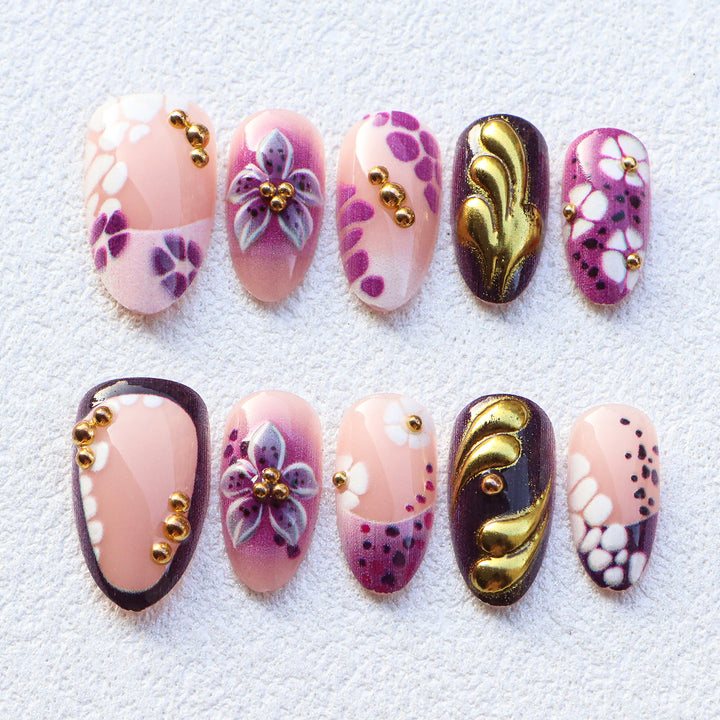 Künstlerische floral verzierte Press-On Nägel
