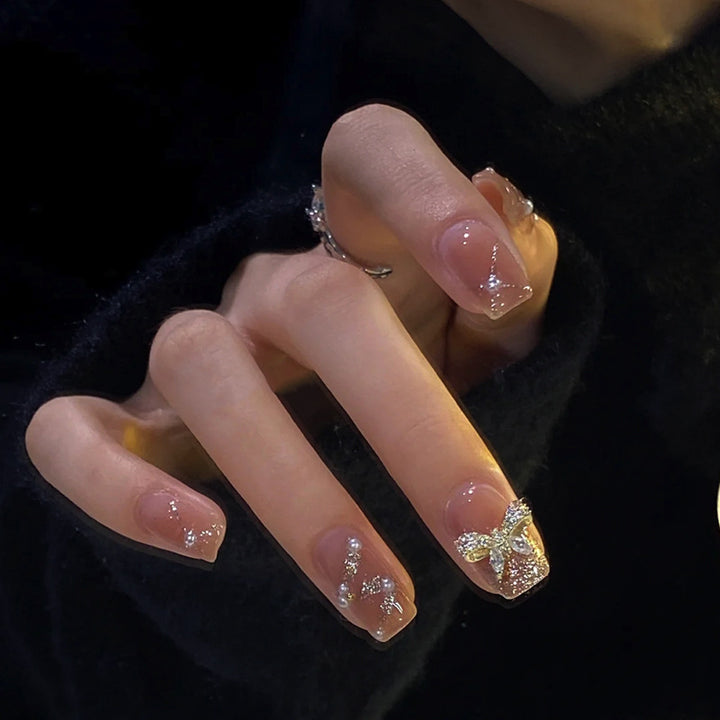 Kreatives Kunstnagelset mit Glitzer- und eleganten Muster Akzenten Karnz