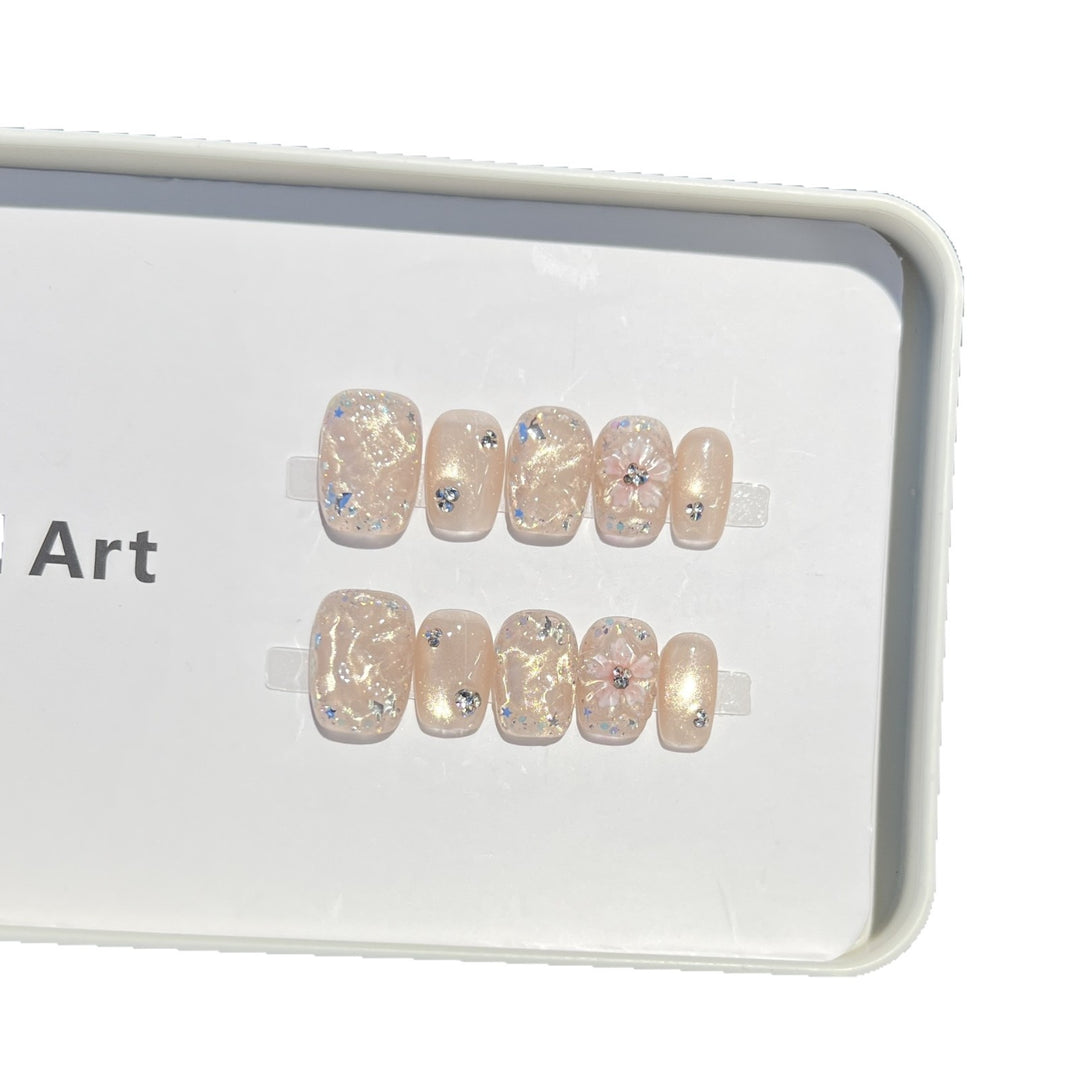 Dekorativer Floral Press-On Nagelset mit schimmernden Akzenten Karnz