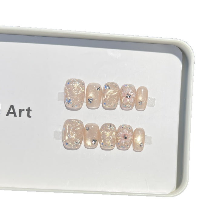 Dekorativer Floral Press-On Nagelset mit schimmernden Akzenten Karnz