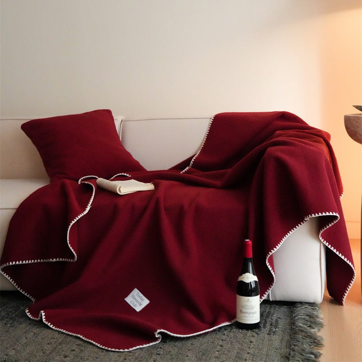 Wohndecke- und Kissen-Set aus flauschigem Fleece mit kontrastierender Ziernaht