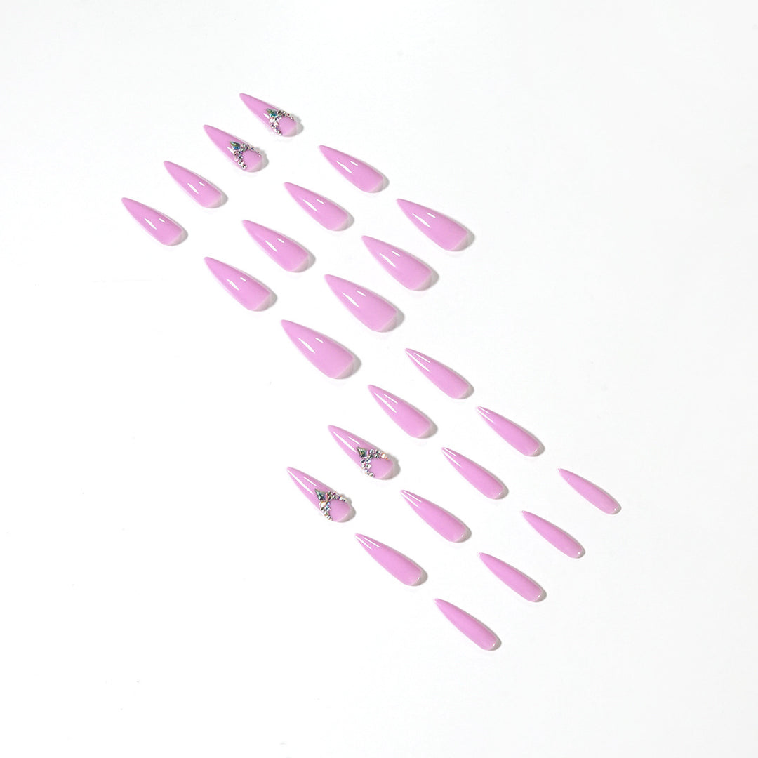 Glamouröse Stiletto-Nägel mit Strassverzierung Karnz