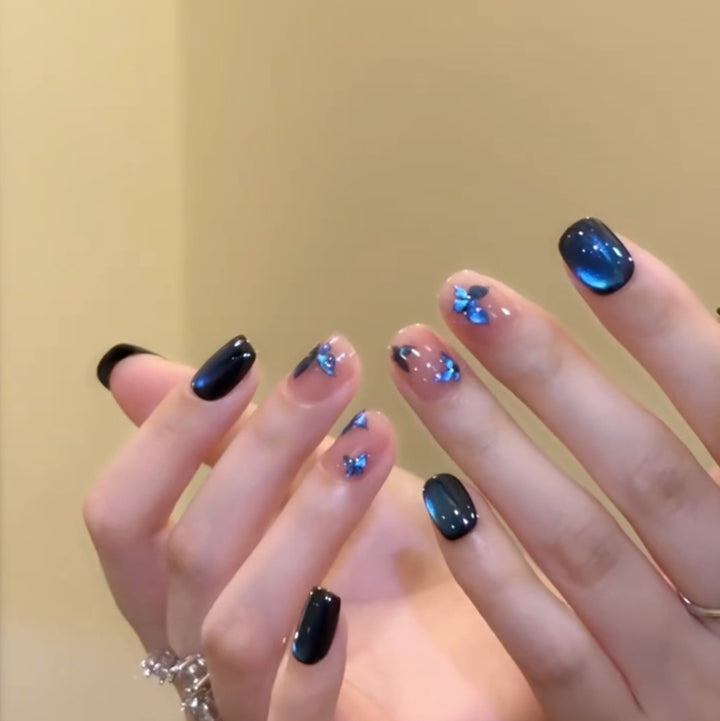 Künstliche Nail Art mit Glitzer und Blumenmotiven Karnz