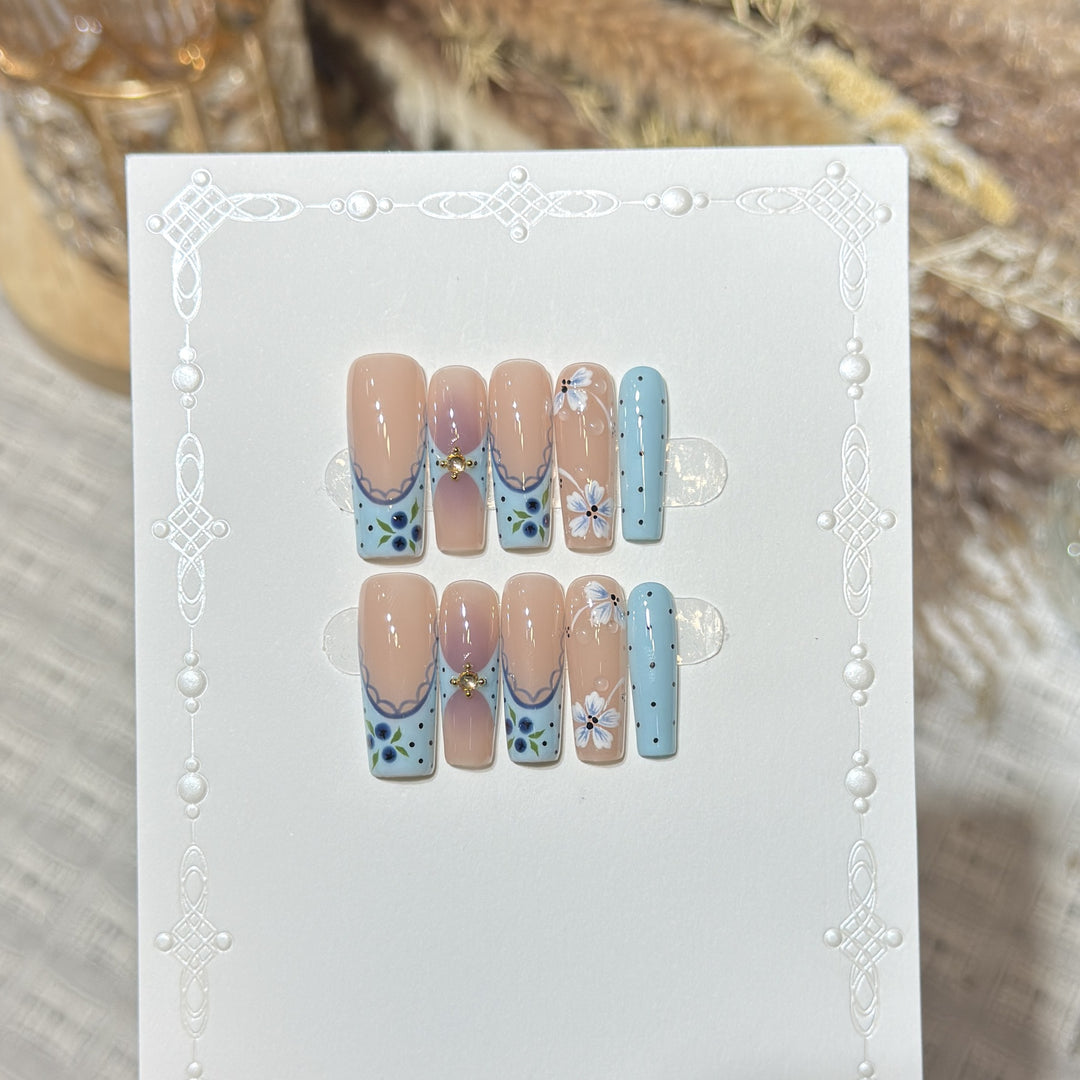 Künstlerisches Press-On-Nagelset mit floralem und geometrischem Design Karnz