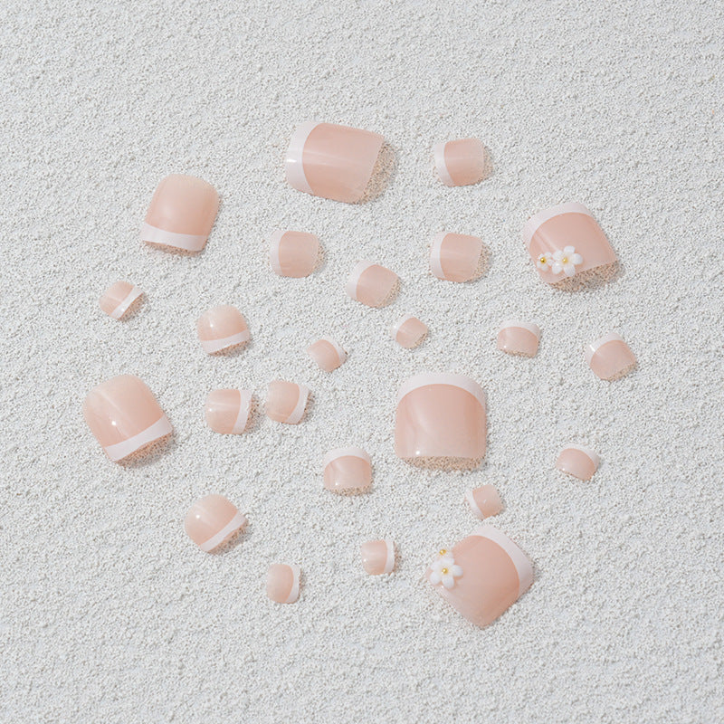 Kunstnagelset mit eleganten Blüten- und French-Spitzen Karnz