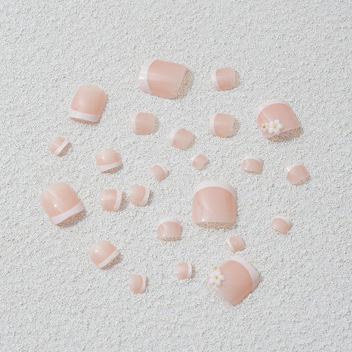 Kunstnagelset mit eleganten Blüten- und French-Spitzen Karnz