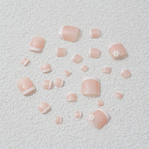 Kunstnagelset mit eleganten Blüten- und French-Spitzen Karnz