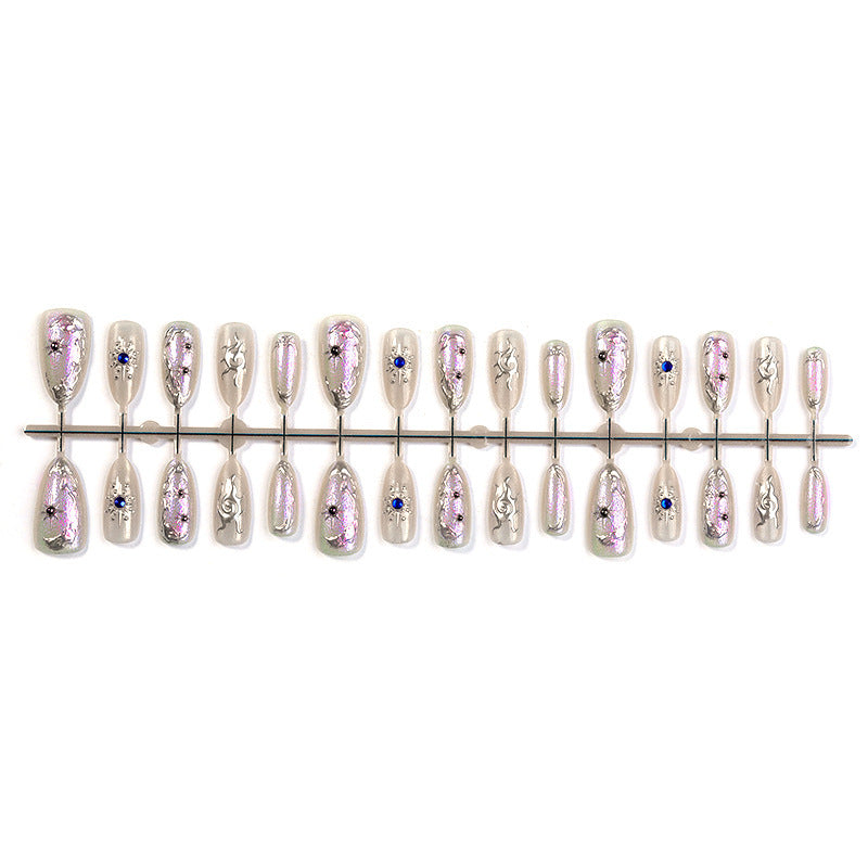 Kunstnagelset mit glänzendem Metallic-Effekt und eleganten Verzierungen Karnz